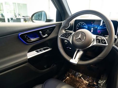 Used 2025 Mercedes-Benz GLC 300 4MATIC image 11