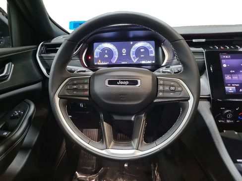 Used 2025 Jeep Grand Cherokee Altitude RWD image 21