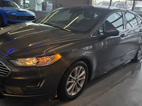 Certified 2019 Ford Fusion SE image 2