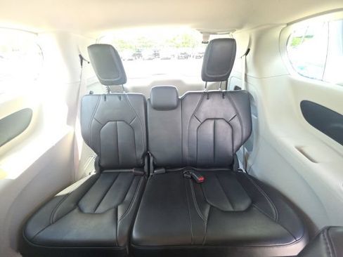 Used 2023 Chrysler Pacifica Touring-L FWD image 32