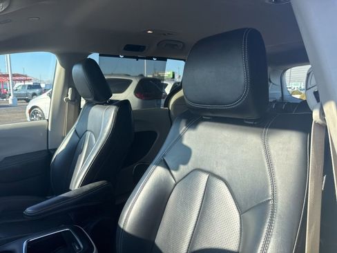Used 2023 Chrysler Pacifica Touring-L image 13