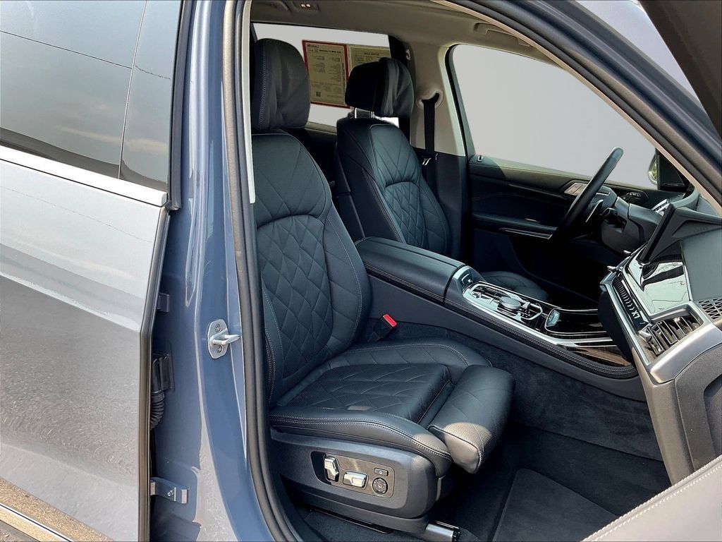 Used 2026 BMW X7 xDrive40i AWD/4WD image 33