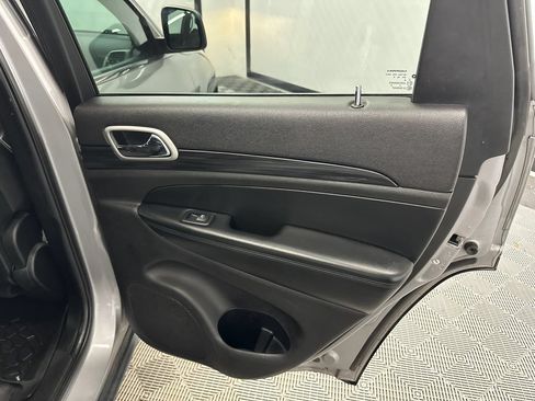Used 2020 Jeep Grand Cherokee Laredo RWD image 17