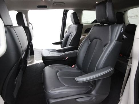 Used 2023 Chrysler Pacifica Touring-L image 25