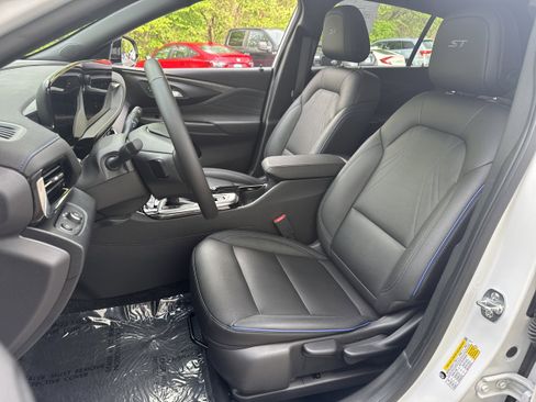 Used 2025 Buick Envista Sport Touring image 5