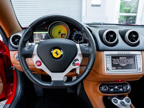Used 2014 Ferrari California image 6