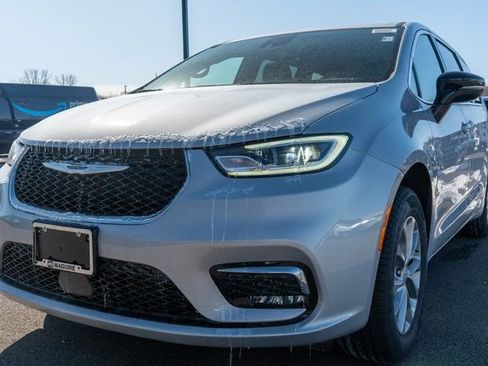 New 2026 Chrysler Pacifica Select image 2