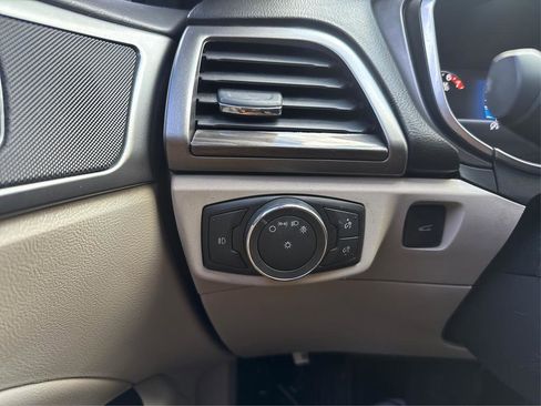 Used 2017 Ford Fusion SE w/ Fusion SE Technology Package image 18