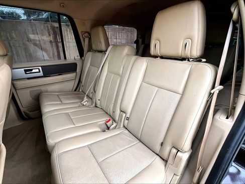 Used 2014 Ford Expedition XLT w/ Equipment Group 202A RWD image 21