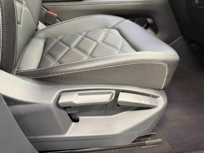 Used 2025 Volkswagen Atlas SE FWD image 34