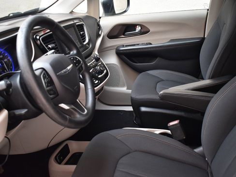 Used 2019 Chrysler Pacifica L FWD image 15