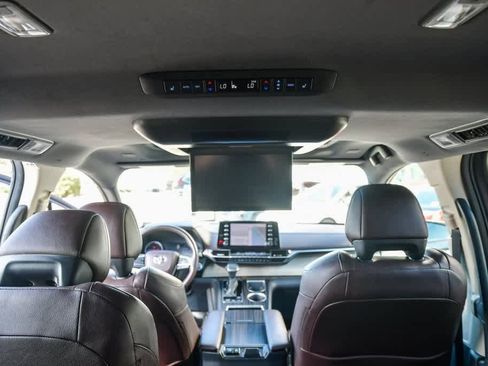 Used 2021 Toyota Sienna Platinum image 23
