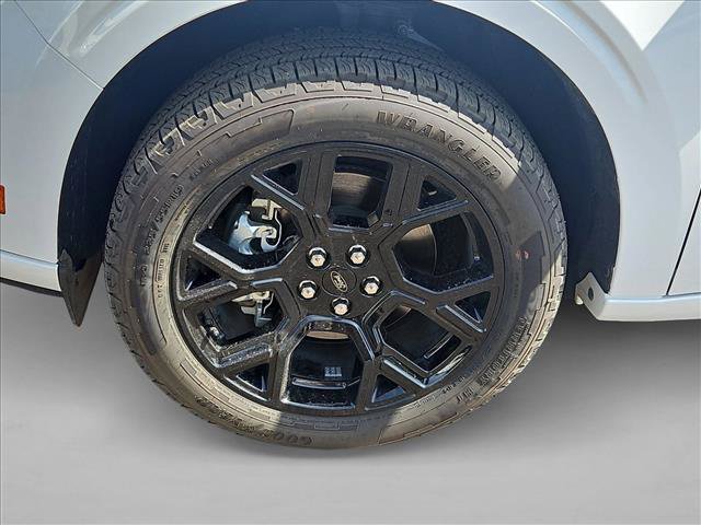Used 2025 Ford Maverick Lobo AWD/4WD image 21