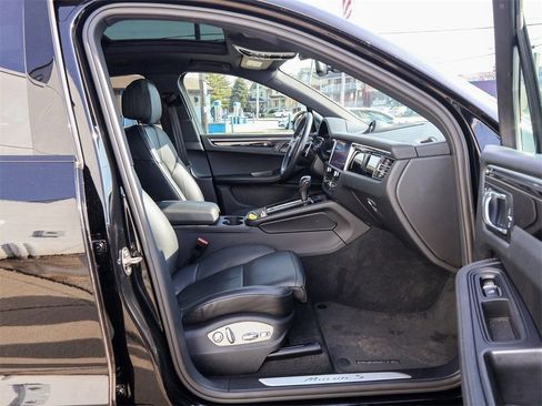 Used 2023 Porsche Macan S image 30