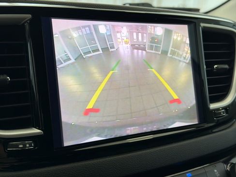 Used 2022 Chrysler Pacifica Touring-L image 24