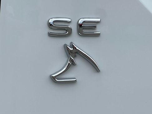 Used 2024 Volkswagen Atlas SE AWD/4WD image 2
