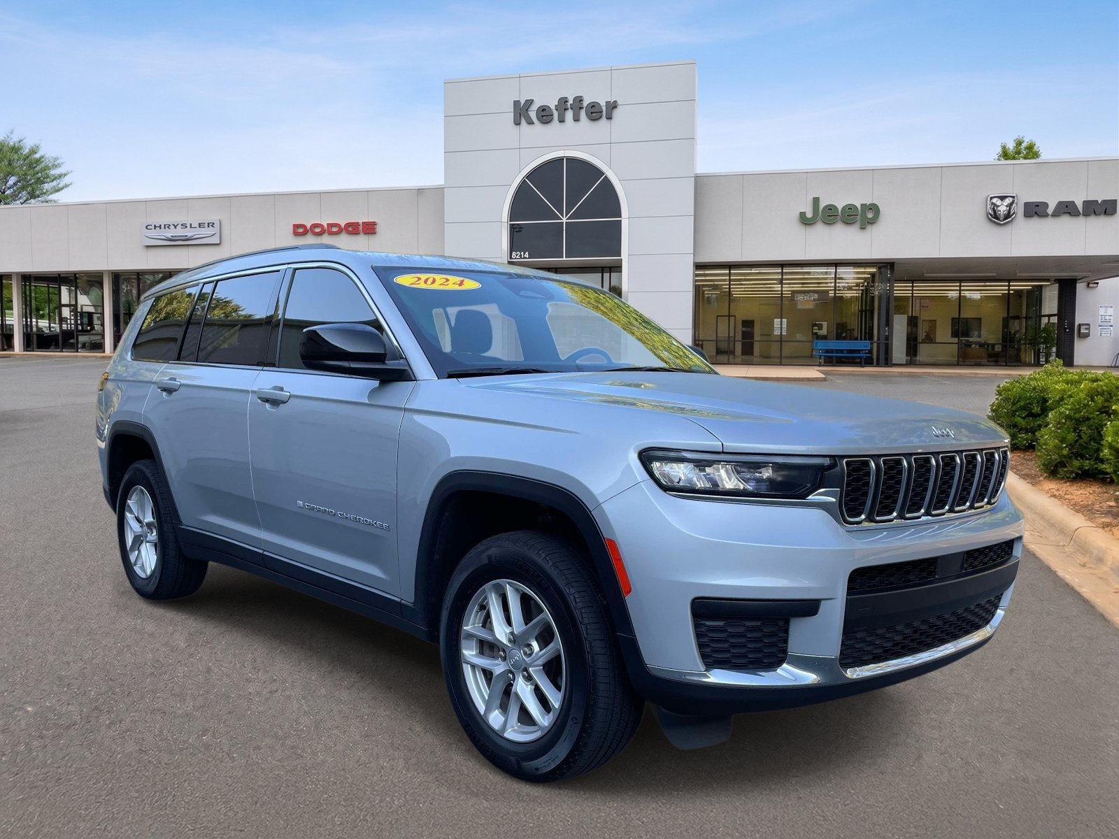 Certified 2024 Jeep Grand Cherokee L Laredo w/ Luxury Tech Group I AWD/4WD image 3