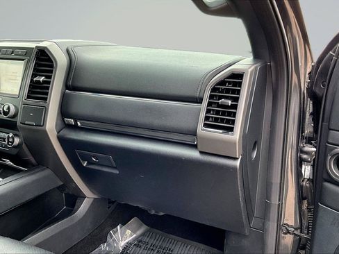 Used 2019 Ford Expedition XLT w/ Equipment Group 202A AWD/4WD image 18