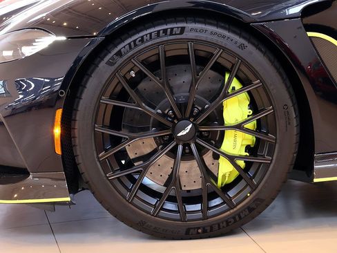 Used 2023 Aston Martin V12 Vantage RWD image 32