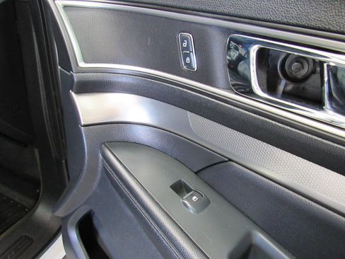 Used 2018 Ford Explorer XLT w/ Equipment Group 202A AWD/4WD image 38
