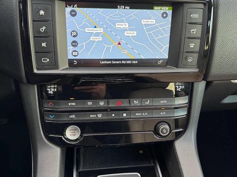 Used 2018 Jaguar F-PACE Premium image 22