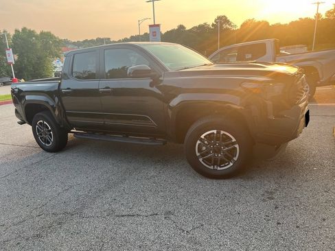 Used 2024 Toyota Tacoma TRD Sport AWD/4WD image 3