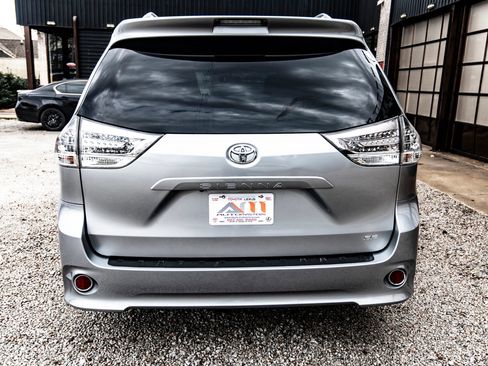 Used 2016 Toyota Sienna SE w/ SE Preferred Package image 8