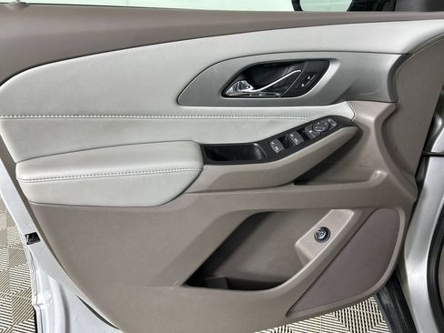 Used 2020 Chevrolet Traverse LT FWD image 11
