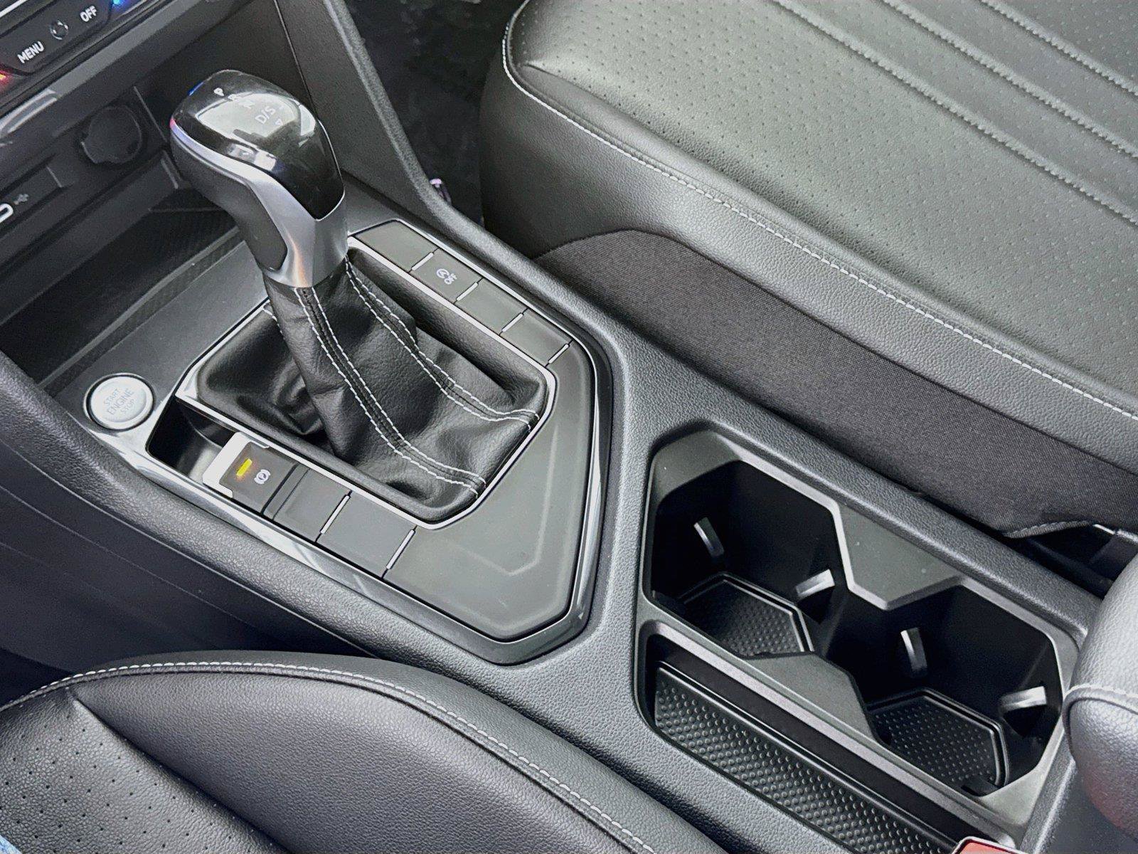 Used 2023 Volkswagen Tiguan SE w/ Panoramic Sunroof Package FWD image 16