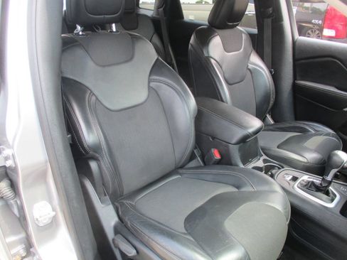 Used 2018 Jeep Cherokee Latitude Plus w/ Comfort/Convenience Group AWD/4WD image 33