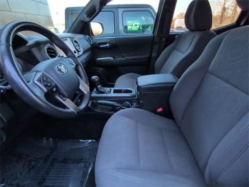 Used 2019 Toyota Tacoma TRD Sport image 10