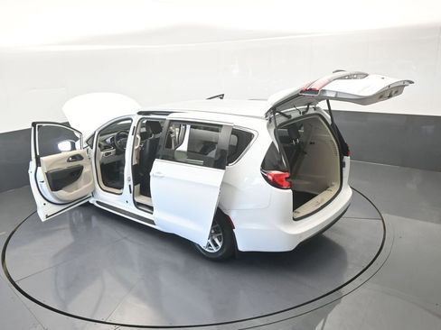 Used 2023 Chrysler Pacifica Touring-L image 68