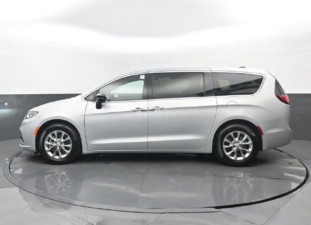 Used 2026 Chrysler Pacifica Limited FWD image 22