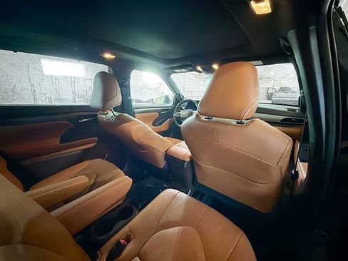 Used 2022 Toyota Highlander Platinum image 11