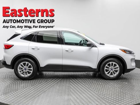 Used 2022 Ford Escape SE image 4