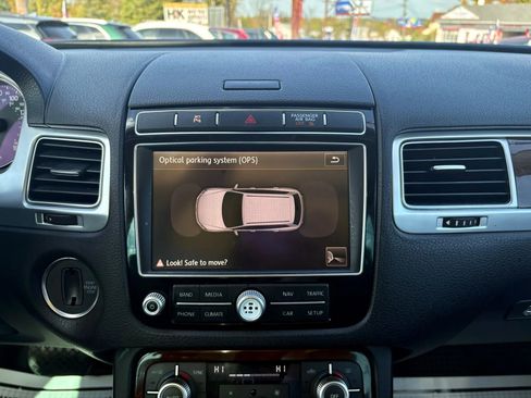 Used 2015 Volkswagen Touareg VR6 image 38
