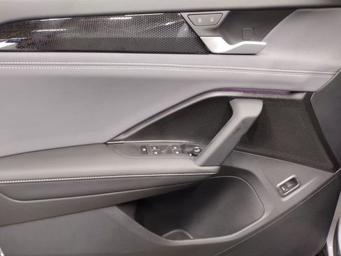 New 2025 Volkswagen Tiguan SE image 18