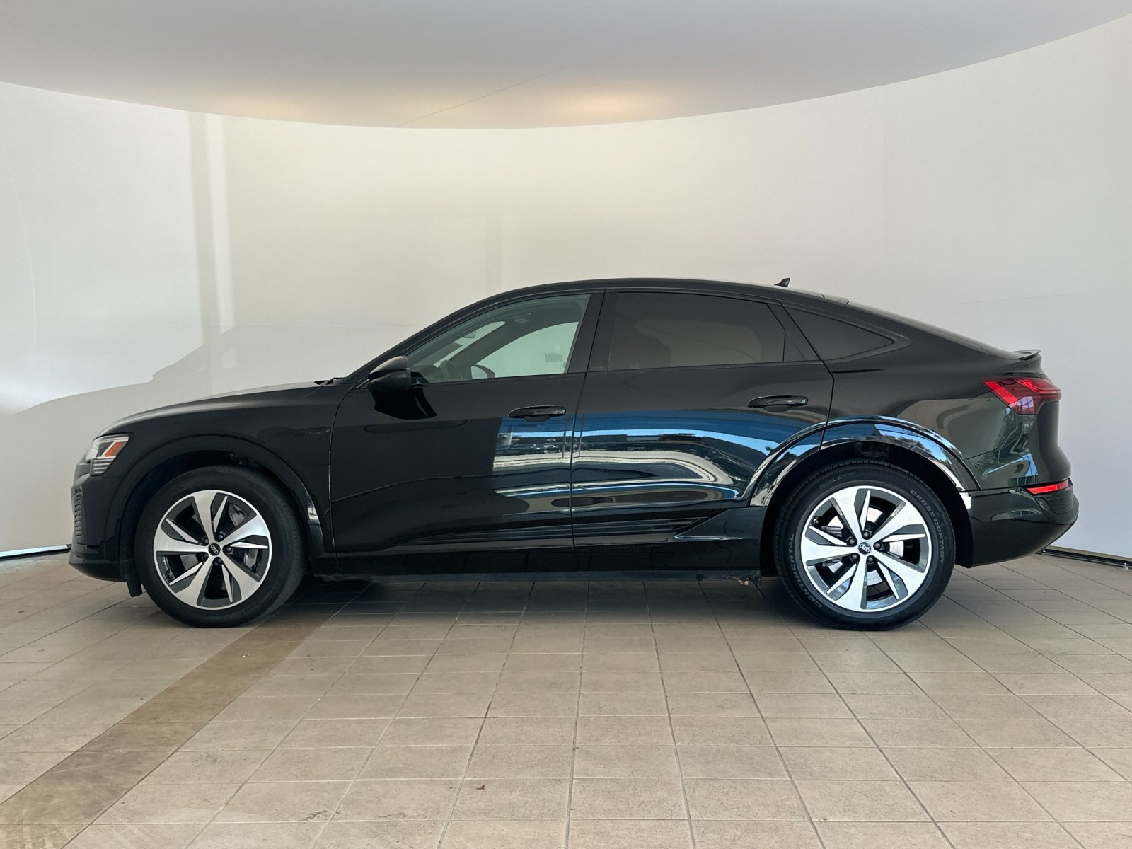 Used 2024 Audi Q8 e-tron Premium AWD/4WD image 3