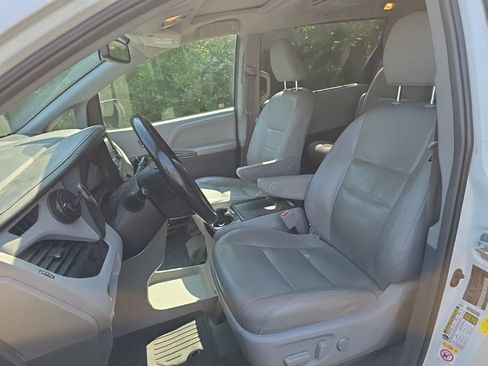 Used 2018 Toyota Sienna XLE w/ XLE Navigation Package AWD/4WD image 11