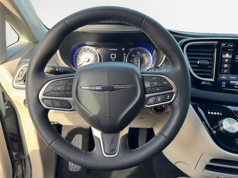 Certified 2024 Chrysler Pacifica Touring-L image 14