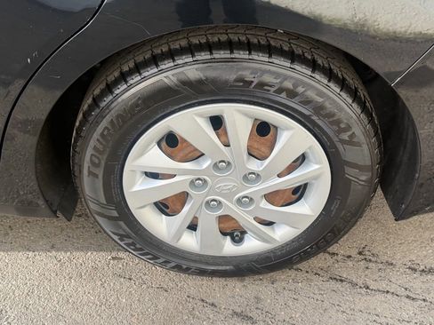 Used 2017 Hyundai Elantra SE image 9