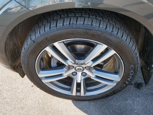 Used 2019 Volvo XC60 T5 Momentum w/ Multimedia Package image 16