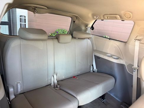 Used 2018 Toyota Sienna XLE w/ XLE Navigation Package FWD image 17