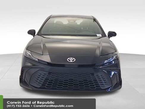 Used 2025 Toyota Camry SE image 2