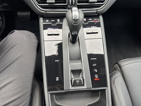 Certified 2025 Porsche Macan AWD/4WD image 24