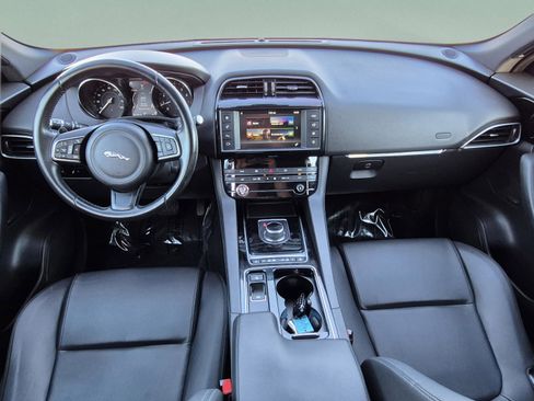 Used 2018 Jaguar F-PACE Premium image 11