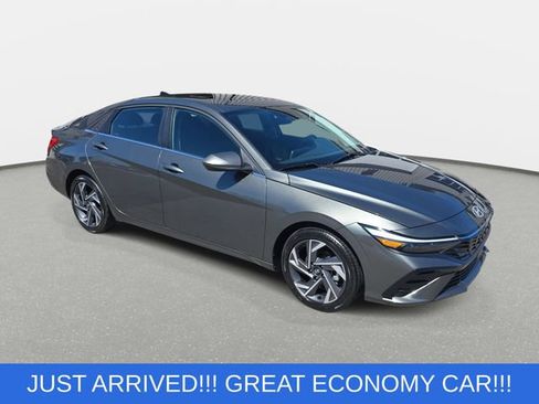 Used 2025 Hyundai Elantra SEL w/ Cargo Package FWD image 3