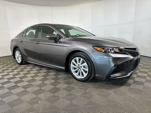 Used 2024 Toyota Camry SE image 2