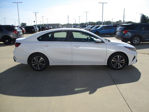 Used 2024 Kia Forte LXS w/ LXS Technology Package FWD image 6