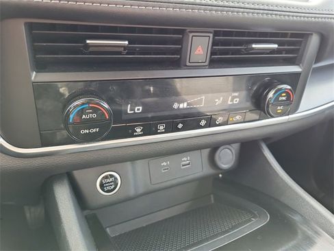 Used 2023 Nissan Rogue SV image 15